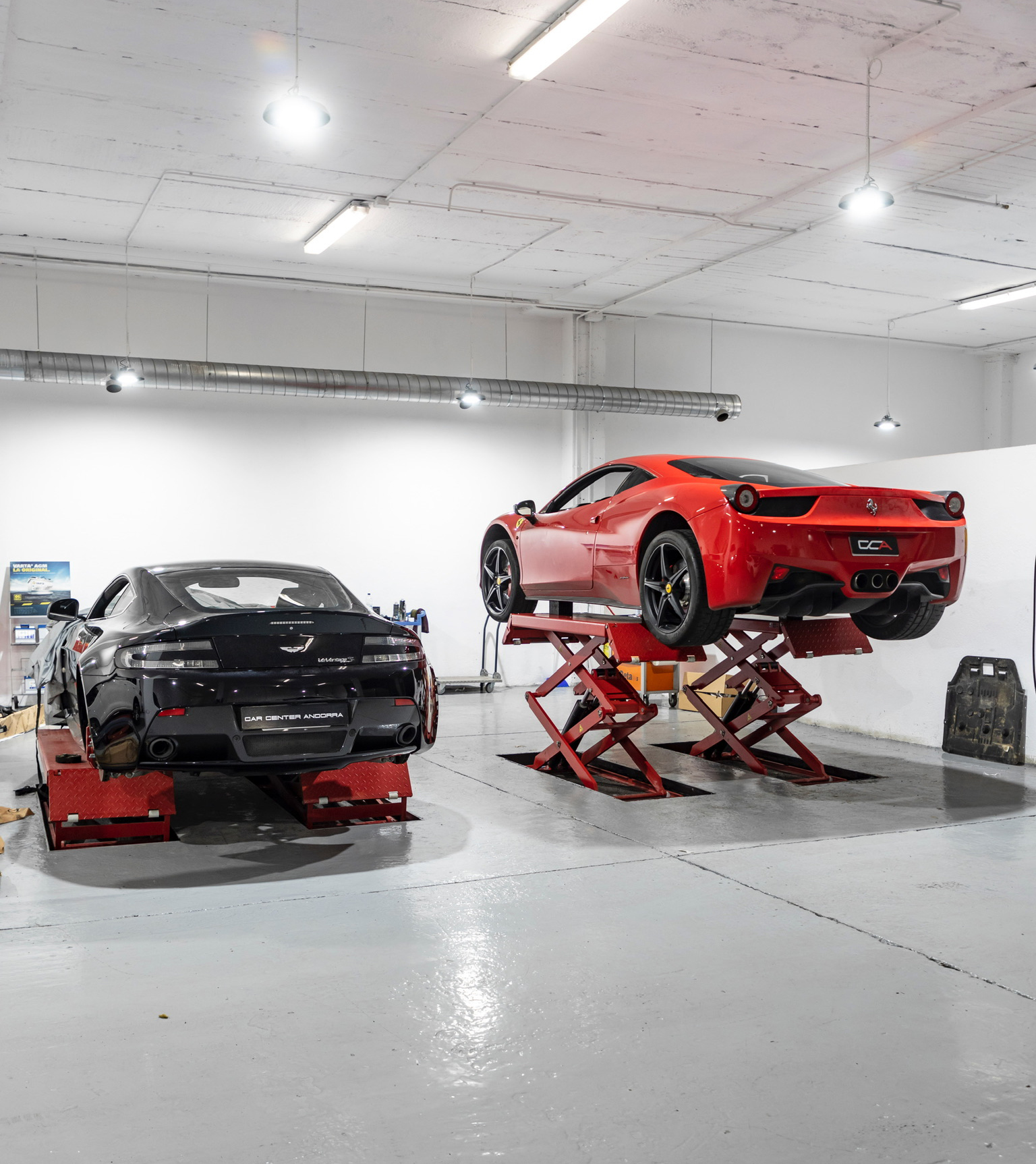 Ferrari y Aston Martin reparandose en Car Center Andorra