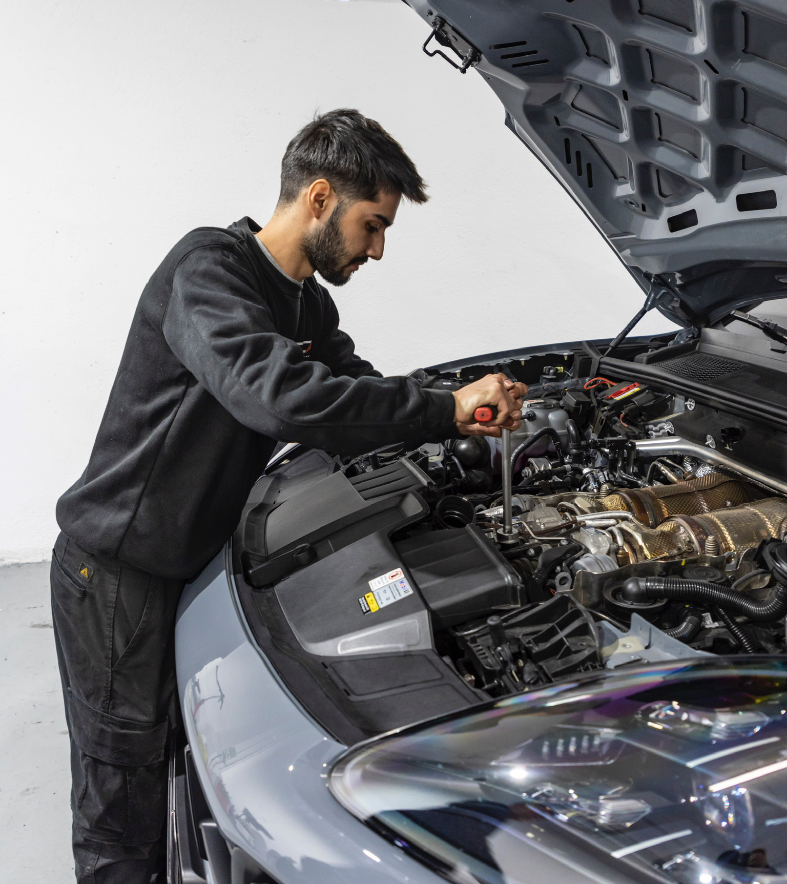 Porsche Cayenne reparandose en Car Center Andorra