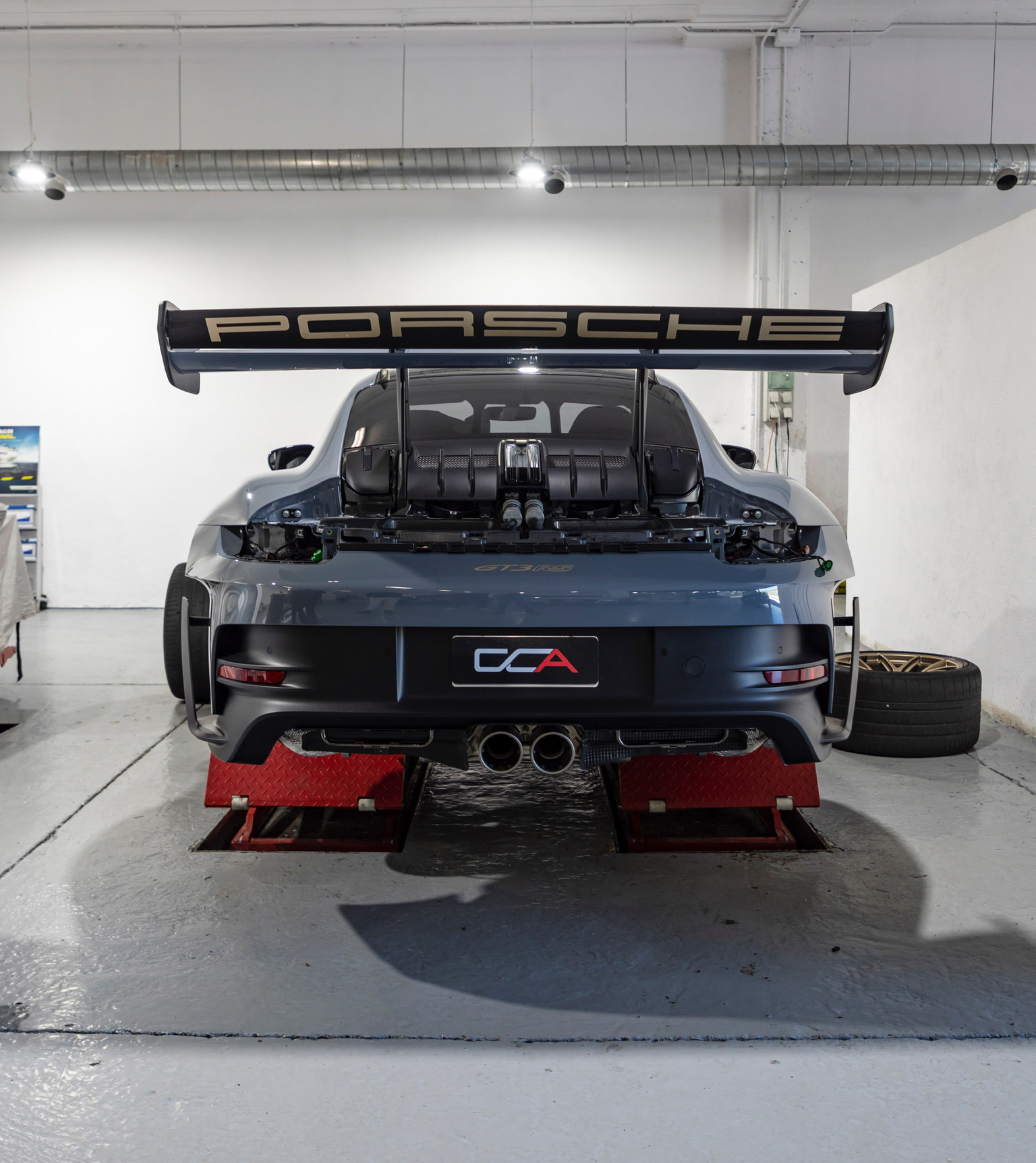 Porsche GT3 RS reparandose en Car Center Andorra